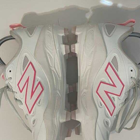 New Balance Unisex White Pink Fresh Foam Velo V4 Softball Cleats Sneakers 7.5 - Picture 9 of 12